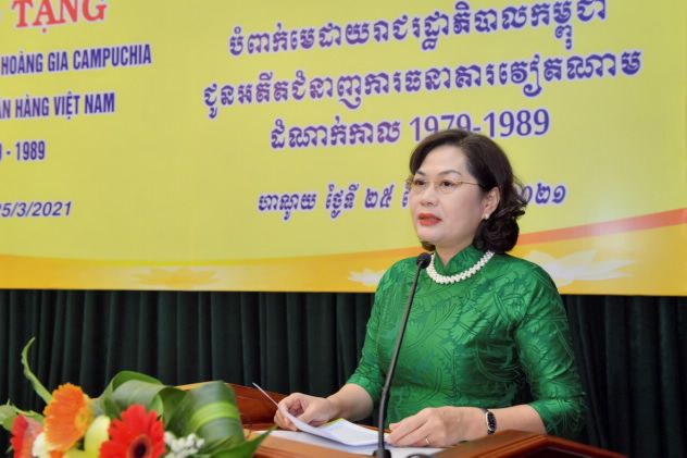 Cambodia presents Royal Medal to officials of the State Bank of Vietnam